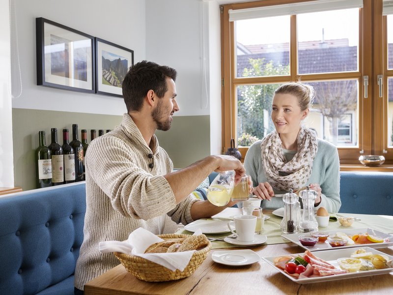 Pärchen beim Frühstück, Weingut & Gästezimmer Edelmann, Göttlesbrunn 