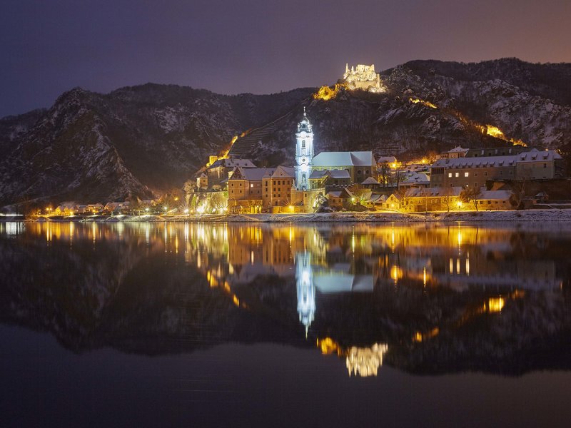 Dürnstein bei Nacht vom gegenüberliegendem Ufer