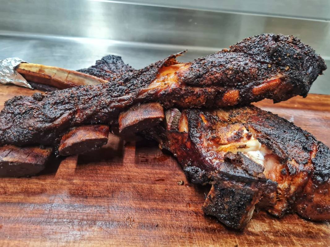 Zubereitete gegrillte Ripperl vom DaSmoker