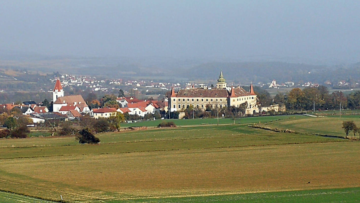 Fatima Wallfahrtskirche (links), Schloss Droß (rechts)