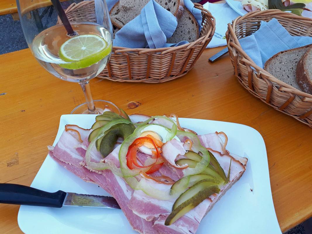 Kümmelbratenbrot, Weinbau und Buschenschank Hauer, Höflein