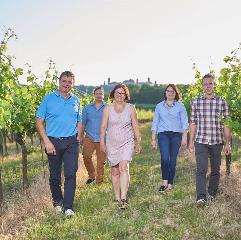 Familie Holzheu im Weingarten