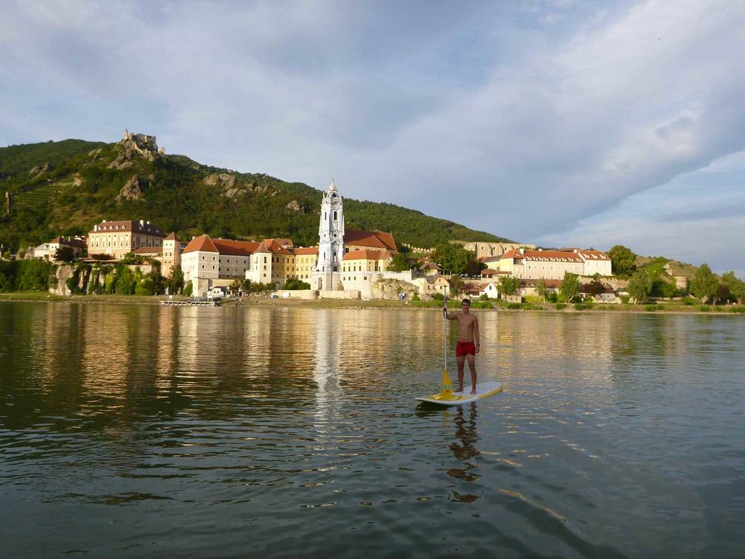 Gegenüber von Dürnstein mit dem Kanu unterwegs