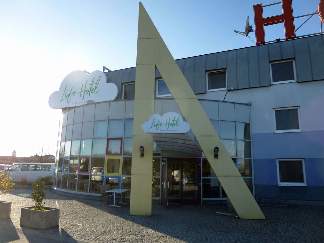 Eingang im Lifehotel Vienna Airport Fischamend