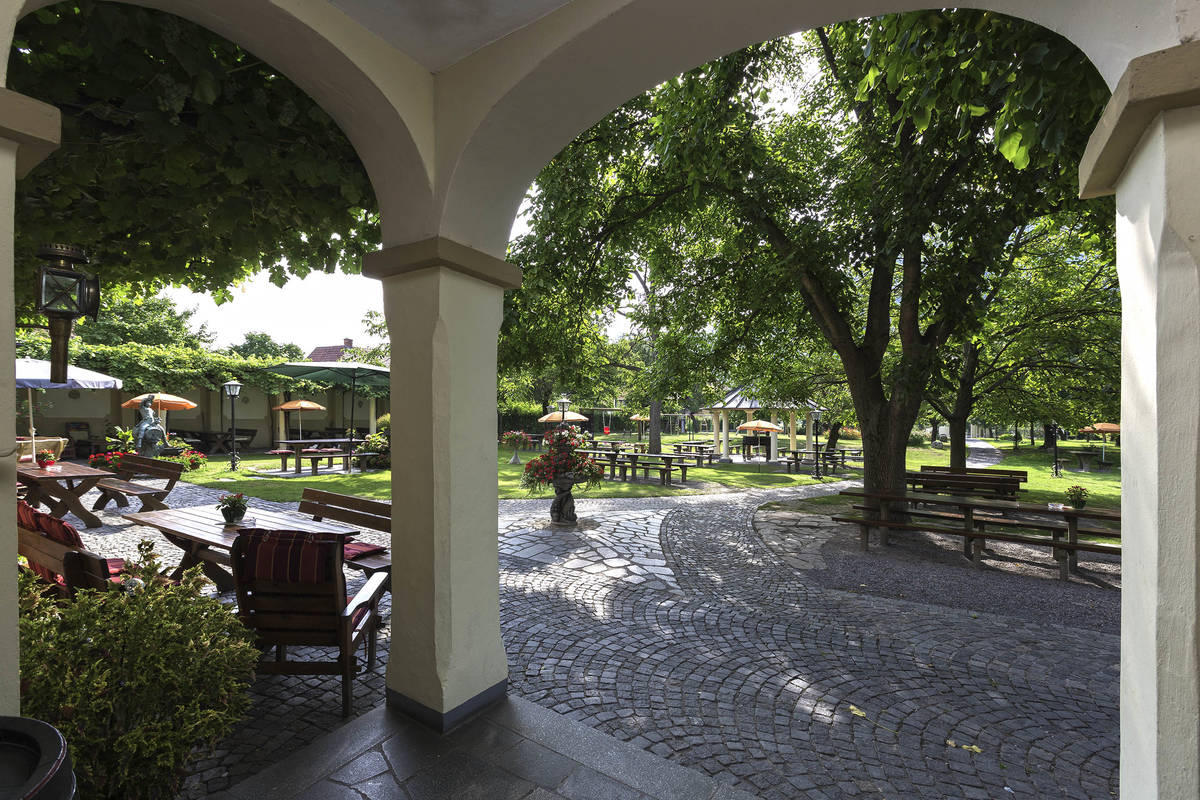 Ausblick in den wunderschönen Gastgarten