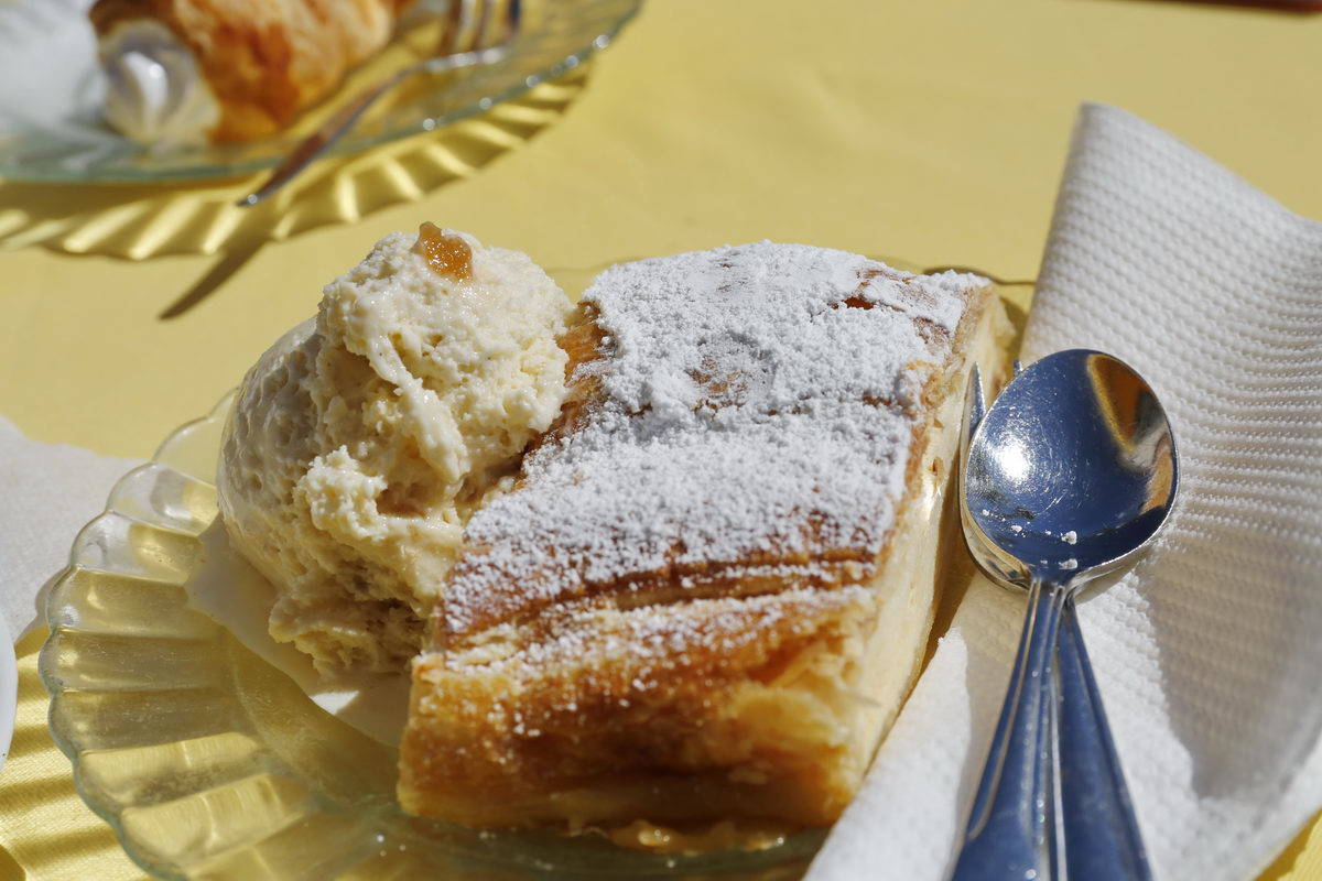 Topfenstrudel mit Eis